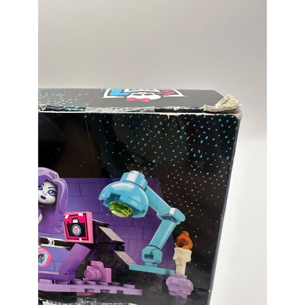 NEW Worn Box Monster High Ghostly Gossip Column Mega Bloks Spectra Vondergeist